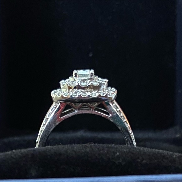 10k white gold, diamond ring. Size 7, 1.26 cwt
Stunning! SIZE 7 - Picture 7 of 9